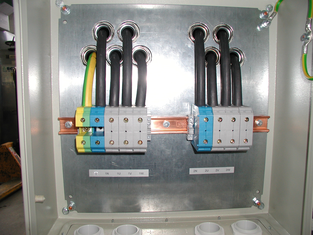 Trenntrafo, 400 V, Abgang 3 x 400 V / 230 V, 150 kVA, Anschlüsse mit Klemmen